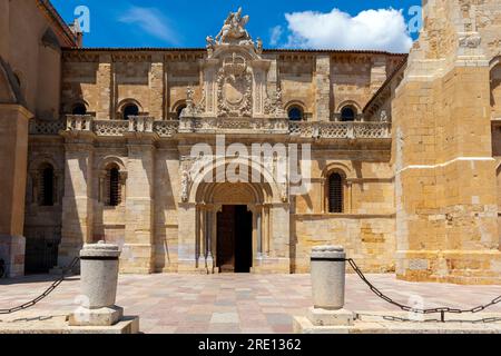 Haupteingang, die Puerta del Cordero und die Reiterstatue San Isidoros aus dem 18. Jahrhundert. Die romanische Basilika San Isidoro wurde 1149 eingeweiht Stockfoto