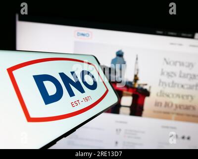 Handy mit Logo des norwegischen Öl- und Gasunternehmens DNO ASA auf dem Bildschirm vor der Business-Website. Konzentrieren Sie sich auf die Mitte des Telefondisplays. Stockfoto