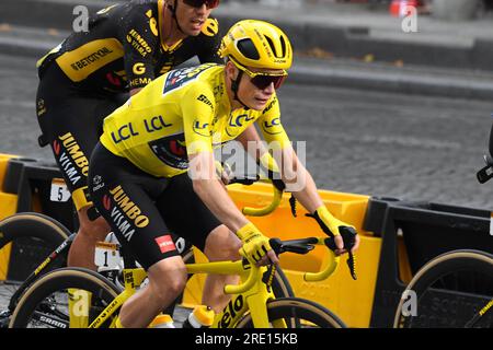 Paris, Frankreich. 23. Juli 2023. Jonas Vingegaard gewinnt am 23. Juli 2023 seine zweite Tour de France in Folge auf den Champs Elysees in Paris. (Foto: Lionel Urman/Sipa USA) Guthaben: SIPA USA/Alamy Live News Stockfoto