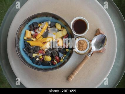 Schwarzgrassgelee umfasst Nüsse, Müsli, rote Bohnen, Ginkgo, geschnittene ​​pumpkin, Maiskörner, Hirse, Süßkartoffel, Palmsaat und Gelee, das ist Sse Stockfoto