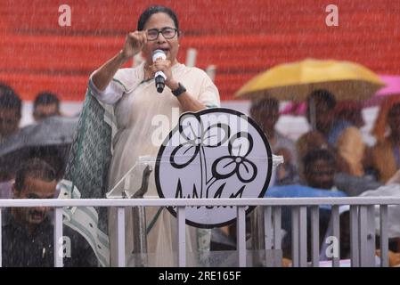 Cancun, Mexiko. 21. Juli 2023. 21. Juli 2023, Kolkata, Indien: Ministerpräsident des indischen Bundesstaates Westbengalen und Oberhaupt der Trinamool Congress (TMC)-Partei Mamata Banerjee spricht auf einem Massentreffen anlässlich des jährlichen Märtyrertages. Am 21. Juli 2023 in Kalkutta, Indien. (Foto: Dipa Chakraborty/Eyepix Group/Sipa USA) Guthaben: SIPA USA/Alamy Live News Stockfoto