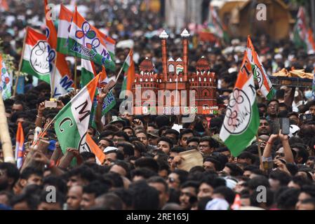 Cancun, Mexiko. 21. Juli 2023. 21. Juli 2023, Kolkata, Indien: Anhänger der Trinamool Congress (TMC)-Partei nehmen an einer Kundgebung Teil, die an die Chefminister Westbengals und die Partei Supremo Mamata Banerjee anlässlich des jährlichen Märtyrertages gerichtet ist. Am 21. Juli 2023. (Foto: Dipa Chakraborty/Eyepix Group/Sipa USA) Guthaben: SIPA USA/Alamy Live News Stockfoto