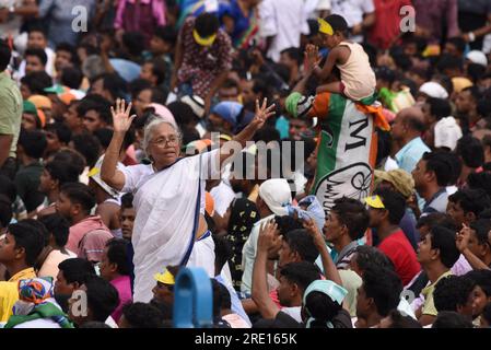 Cancun, Mexiko. 21. Juli 2023. 21. Juli 2023, Kolkata, Indien: Anhänger der Trinamool Congress (TMC)-Partei nehmen an einer Kundgebung Teil, die an die Chefminister Westbengals und die Partei Supremo Mamata Banerjee anlässlich des jährlichen Märtyrertages gerichtet ist. Am 21. Juli 2023. (Foto: Dipa Chakraborty/Eyepix Group/Sipa USA) Guthaben: SIPA USA/Alamy Live News Stockfoto