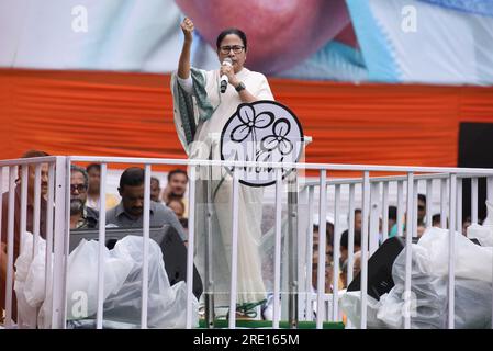 Cancun, Mexiko. 21. Juli 2023. 21. Juli 2023, Kolkata, Indien: Ministerpräsident des indischen Bundesstaates Westbengalen und Oberhaupt der Trinamool Congress (TMC)-Partei Mamata Banerjee spricht auf einem Massentreffen anlässlich des jährlichen Märtyrertages. Am 21. Juli 2023 in Kalkutta, Indien. (Foto: Dipa Chakraborty/Eyepix Group/Sipa USA) Guthaben: SIPA USA/Alamy Live News Stockfoto