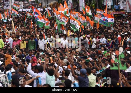 Cancun, Mexiko. 21. Juli 2023. 21. Juli 2023, Kolkata, Indien: Anhänger der Trinamool Congress (TMC)-Partei nehmen an einer Kundgebung Teil, die an die Chefminister Westbengals und die Partei Supremo Mamata Banerjee anlässlich des jährlichen Märtyrertages gerichtet ist. Am 21. Juli 2023. (Foto: Dipa Chakraborty/Eyepix Group/Sipa USA) Guthaben: SIPA USA/Alamy Live News Stockfoto