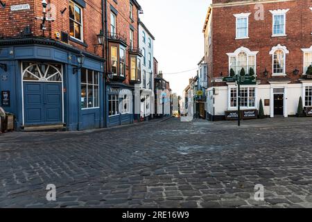 Top of Steep Hill, Lincoln, England Dies ist der berühmte Steep Hill und Castle Square in Lincoln City, Großbritannien, England. marsch hoch Stockfoto