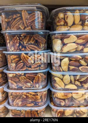 Walnüsse und Paranüsse in Kunststoffbehältern im Supermarkt Stockfoto