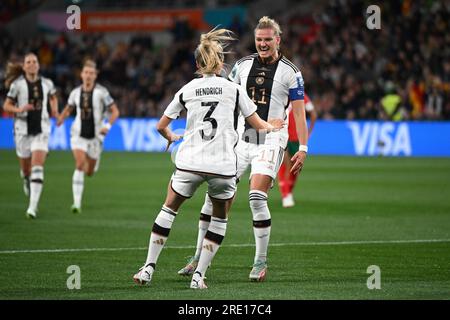 Melbourne, Australien. 24. Juli 2023. Alexandra Popp (rechts) feiert mit der Teamkollegin Kathrin Hendrich (zurück) ihr erstes Tor gegen Marokko im ersten Gruppenspiel der Deutschen bei der Weltmeisterschaft in Australien und Neuseeland, das mit einem Schlagzeug im Jahr 6-0 endete. Kredit: Sebastian Christoph Gollnow/dpa/Alamy Live News Stockfoto