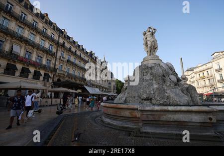 Montpellier. 17. Juli 2023. Dieses Foto wurde am 17. Juli 2023 aufgenommen und zeigt den Brunnen der drei Grazen am Place de la Comedie in Montpellier, Frankreich. Kredit: Gao Jing/Xinhua/Alamy Live News Stockfoto