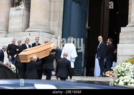 Paris, Frankreich. 24. Juli 2023. Der Sarg während der Beerdigung der Sängerin und Schauspielerin Jane Birkin, die am 16. Juli 2023 in Paris im Alter von 76 Jahren starb, in der Kirche Saint Roch in Paris, Frankreich, am 24. Juli 2023. Foto von Florian Poitout/ABACAPRESS.COM Kredit: Abaca Press/Alamy Live News Stockfoto