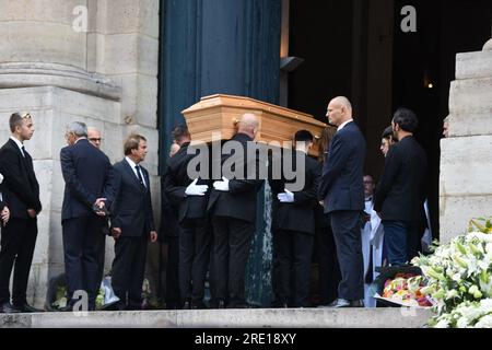 Paris, Frankreich. 24. Juli 2023. Der Sarg während der Beerdigung der Sängerin und Schauspielerin Jane Birkin, die am 16. Juli 2023 in Paris im Alter von 76 Jahren starb, in der Kirche Saint Roch in Paris, Frankreich, am 24. Juli 2023. Foto von Florian Poitout/ABACAPRESS.COM Kredit: Abaca Press/Alamy Live News Stockfoto