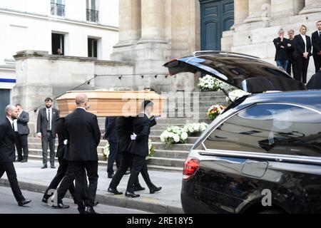 Paris, Frankreich. 24. Juli 2023. Der Sarg während der Beerdigung der Sängerin und Schauspielerin Jane Birkin, die am 16. Juli 2023 in Paris im Alter von 76 Jahren starb, in der Kirche Saint Roch in Paris, Frankreich, am 24. Juli 2023. Foto von Florian Poitout/ABACAPRESS.COM Kredit: Abaca Press/Alamy Live News Stockfoto