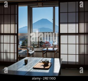 Blick auf den Fuji vom Inneren eines Ryokans, einer Art traditionelles japanisches Gasthaus, in der Nähe des Shoji-Sees. Berg Fuji, auf Honshu, Yamanashi P. Stockfoto