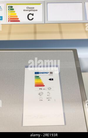 Energieeffizienzkennzeichnung an einer Waschmaschine in einem Haushaltsgerätehaus. Energieetiketten auf einer Skala von A bis G, je nachdem wie viel e Stockfoto