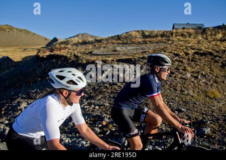 Zwei Radfahrer, die im Herbst den legendären Col (Granon Pass) in den französischen Alpen erklimmen. Ein paar Radfahrer auf einer Bergstraße. Stockfoto
