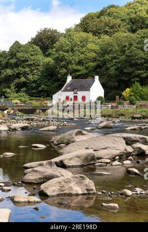 Hennebont (Bretagne, Nordwestfrankreich): Polvern Lock am Blavet River. Freiliegendes Gestein und niedriger Wasserstand, der Wasserstand variiert mit dem t Stockfoto