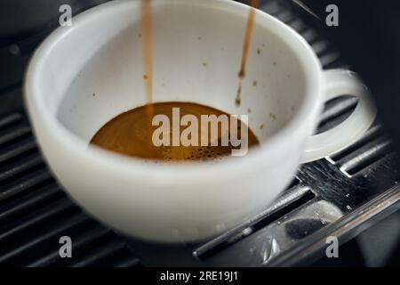 Nahaufnahme der Kaffeemaschine beim Ausgießen von Espresso im Café, selektiver Fokus Stockfoto