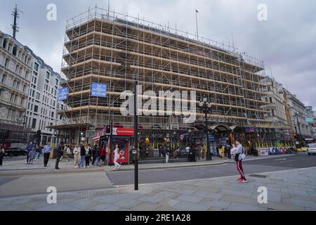 London UK. 24 . Juli 2023 das Londoner trocadero-Gebäude im Piccadilly Circus ist im Zuge der Sanierung mit Gerüsten bedeckt . Der Londoner Trocadero wurde vom Bauunternehmer Asif Aziz gekauft und wird in eine dreistöckige Moschee und ein islamisches Zentrum mit dem Namen "Piccadilly Prayer Space" mit einer Kapazität von 390 Gläubigen überführt. Die Entscheidung, eine Moschee im Tracadero im West End und in Soho zu bauen, hat Kritik erregt. Credit amer Ghazzal/Alamy Live News Stockfoto