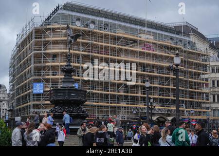 London UK. 24 . Juli 2023 das Londoner trocadero-Gebäude im Piccadilly Circus ist im Zuge der Sanierung mit Gerüsten bedeckt . Der Londoner Trocadero wurde vom Bauunternehmer Asif Aziz gekauft und wird in eine dreistöckige Moschee und ein islamisches Zentrum mit dem Namen "Piccadilly Prayer Space" mit einer Kapazität von 390 Gläubigen überführt. Die Entscheidung, eine Moschee im Tracadero im West End und in Soho zu bauen, hat Kritik erregt. Credit amer Ghazzal/Alamy Live News Stockfoto