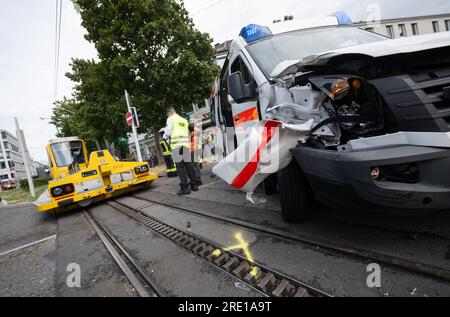 Stuttgart, Deutschland. 24. Juli 2023. Die Zahnradbahn und ein Krankenwagen befinden sich nach einer Kollision im Bezirk Degerloch auf dem Gleis des so genannten „Zacke“. Bei dem Verkehrsunfall wurden Fahrer des Krankenwagens und Passagier leicht verletzt. Kredit: Marijan Murat/dpa/Alamy Live News Stockfoto