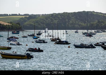 Blick entlang des Salcombe Harbour in Richtung Snapes Point und Southpool von Whitestrand mit Yachten in Bouys auf ruhigem Sommerwasser. Stockfoto