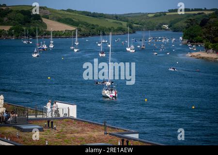 Sehen Sie die Mündung von Salcombe mit Yachten vor Anker und das Harbour Hotel im Vordergrund an einem hellen Sommertag mit ruhigem Wasser Stockfoto