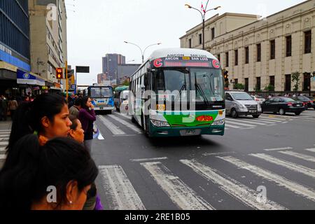 Öffentliche Verkehrsmittel der C-Linie, Minibus, geschäftiger Verkehr und Zebraüberquerung auf der Av Abancay im Zentrum von Lima, Peru Stockfoto