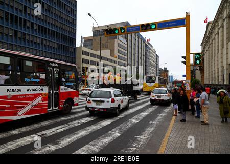 Öffentliche Verkehrsmittel, Minibus, geschäftiger Verkehr und Zebraüberquerung auf der Av Abancay im Zentrum von Lima, Peru Stockfoto