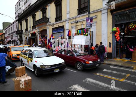 Geschäftiger Verkehr im Geschäftsviertel im Zentrum von Lima, Peru Stockfoto