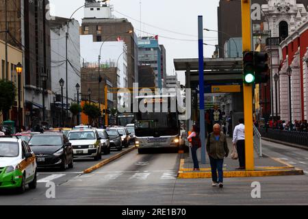 Öffentlicher Bus der Linie El Metropolitano C in Estacion Tacna auf der Av Emancipación im Zentrum von Lima, Peru Stockfoto