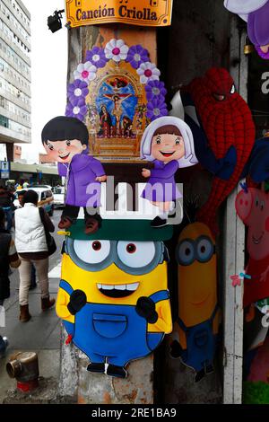 Herr der Wunder / Señor de los Milagros Bild und Minions Figuren vor dem Laden, die Sachen für Kinderpartys im Zentrum von Lima, Peru, verkaufen Stockfoto