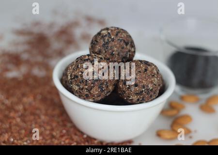 Navara bis laddu. Süße Kugel aus geröstetem und gemahlenem navara-Reis, gerösteten Sesamsamen, Ziegenfleisch und geriebener Kokosnuss mit Kardamomgeschmack. Gesund Stockfoto