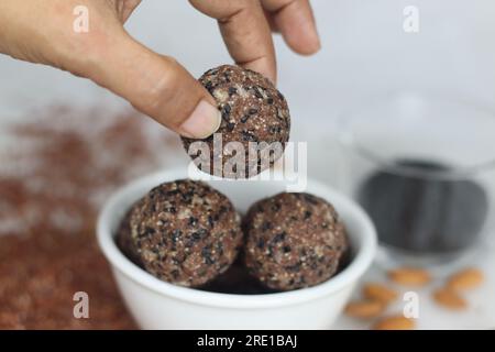 Navara bis laddu. Süße Kugel aus geröstetem und gemahlenem navara-Reis, gerösteten Sesamsamen, Ziegenfleisch und geriebener Kokosnuss mit Kardamomgeschmack. Gesund Stockfoto