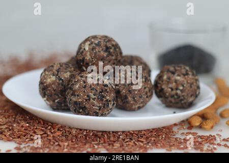 Navara bis laddu. Süße Kugel aus geröstetem und gemahlenem navara-Reis, gerösteten Sesamsamen, Ziegenfleisch und geriebener Kokosnuss mit Kardamomgeschmack. Gesund Stockfoto