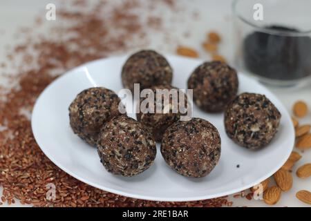 Navara bis laddu. Süße Kugel aus geröstetem und gemahlenem navara-Reis, gerösteten Sesamsamen, Ziegenfleisch und geriebener Kokosnuss mit Kardamomgeschmack. Gesund Stockfoto