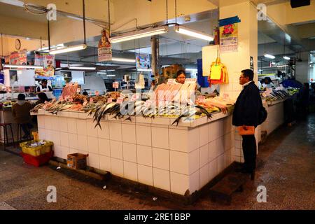Fisch- und Meeresfrüchtestände auf dem Markt La Aurora, Av Emancipación, Zentrum von Lima, Peru Stockfoto