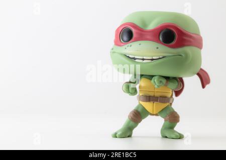 Washington, USA - 23. Juli 2023: Funko POP Vinyl Figur von Rafael Ninja Schildkröte isoliert auf weißem Hintergrund Stockfoto