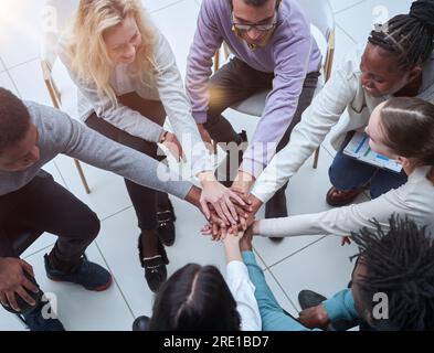 Glückliche Geschäftsleute, die Erfolg bei der Zusammenarbeit feiern, wurden von oben aufgenommen. Stockfoto