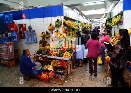 Obststand auf dem Markt La Aurora, Av Emancipación, Zentrum von Lima, Peru Stockfoto