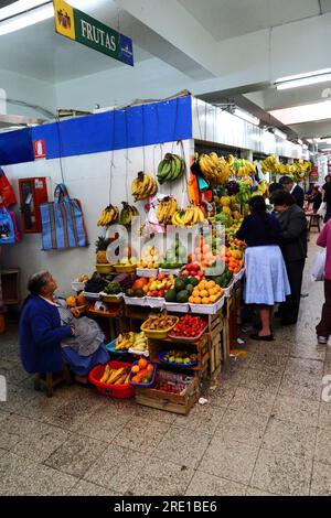 Obststand auf dem Markt La Aurora, Av Emancipación, Zentrum von Lima, Peru Stockfoto