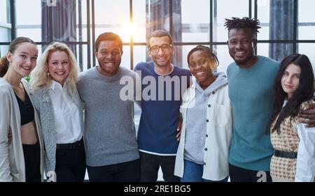 Unternehmensbild eines generationenübergreifenden Arbeitsteams Stockfoto