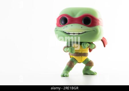 Washington, USA - 23. Juli 2023: Funko POP Vinyl Figur von Rafael Ninja Schildkröte isoliert auf weißem Hintergrund Stockfoto