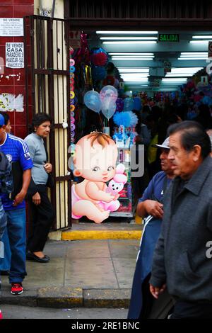 Großes Baby aus Pappe am Eingang des Ladens, das Sachen für Kinder im Geschäftsviertel von Lima, Peru, verkauft Stockfoto