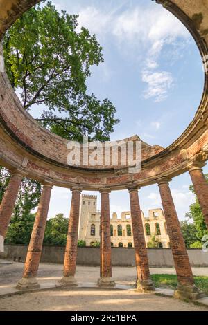 Potsdam, Deutschland. 24. Juli 2021 Zeitlose Schönheit: Der normannische Turm auf Ruinenberg, eine malerische Mischung aus Geschichte und Natur in Potsdam Stockfoto