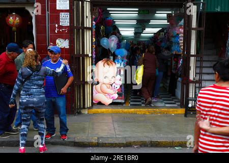 Großes Baby aus Pappe am Eingang des Ladens, das Sachen für Kinder im Geschäftsviertel von Lima, Peru, verkauft Stockfoto