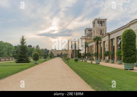 Potsdam, Deutschland. 24. Juli 2021 Historischer Orangeriepalast in Potsdam an einem sonnigen Nachmittag im Park Sanssouci Stockfoto