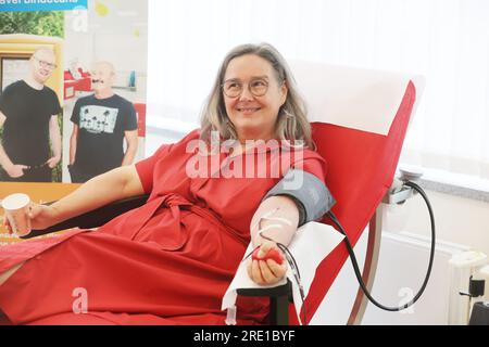 Erfurt, Deutschland. 24. Juli 2023. Heike Werner (die Linke), Gesundheitsminister von Thüringen, liegt während einer Blutspendeaktion im Blutspendezentrum Hama auf einer Couch. Darüber hinaus werden Informationen über die Bedeutung von Blut- und Plasmaspenden bereitgestellt. Kredit: Bodo Schackow/dpa/Alamy Live News Stockfoto