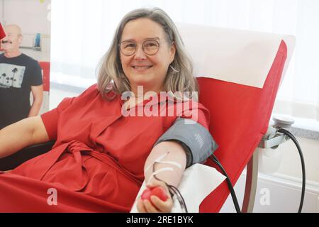Erfurt, Deutschland. 24. Juli 2023. Heike Werner (die Linke), Gesundheitsminister von Thüringen, liegt während einer Blutspendeaktion im Blutspendezentrum Hama auf einer Couch. Darüber hinaus werden Informationen über die Bedeutung von Blut- und Plasmaspenden bereitgestellt. Kredit: Bodo Schackow/dpa/Alamy Live News Stockfoto