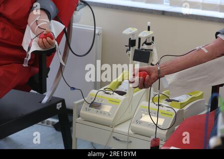 Erfurt, Deutschland. 24. Juli 2023. Geräte für Blutspenden liegen auf einem Tisch in einem Raum des Hama Blutspendezentrums. Während einer Spendenaktion werden auch Informationen über die Bedeutung von Blut- und Plasmaspenden bereitgestellt. Kredit: Bodo Schackow/dpa/Alamy Live News Stockfoto