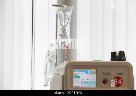 Erfurt, Deutschland. 24. Juli 2023. Plasmaspender befinden sich in einem Raum des Blutspendezentrums von Hama. Während einer Spendenaktion werden auch Informationen über die Bedeutung von Blut- und Plasmaspenden bereitgestellt. Kredit: Bodo Schackow/dpa/Alamy Live News Stockfoto